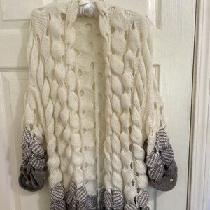 Beautiful Two-Toned Sweater Ivory and Grey